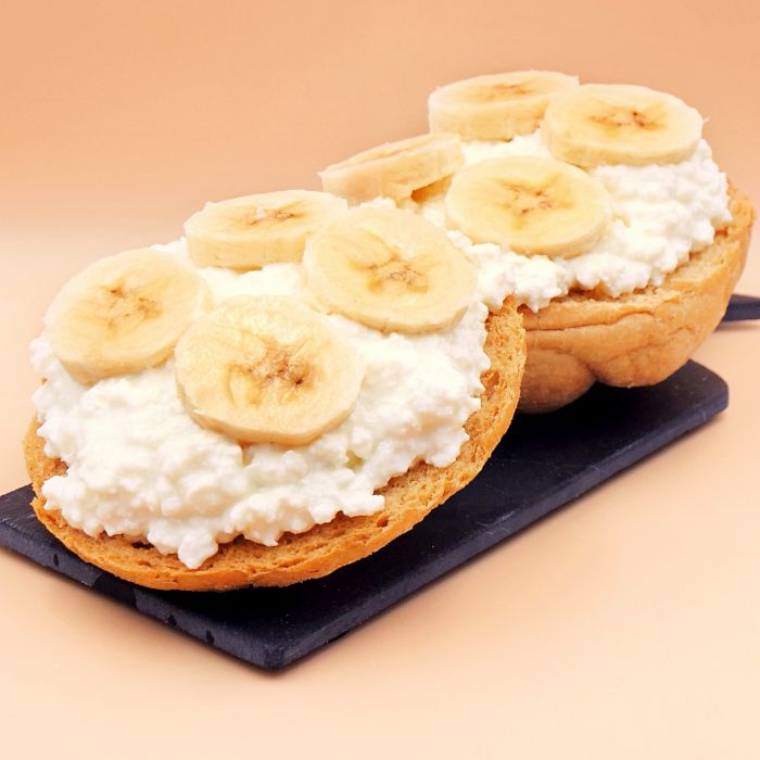 grzanki-z-twarozkiem-i-bananem