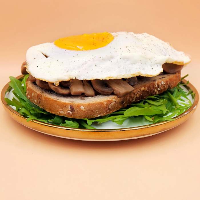 kanapka-z-jajkiem-sadzonym-i-pieczarkami