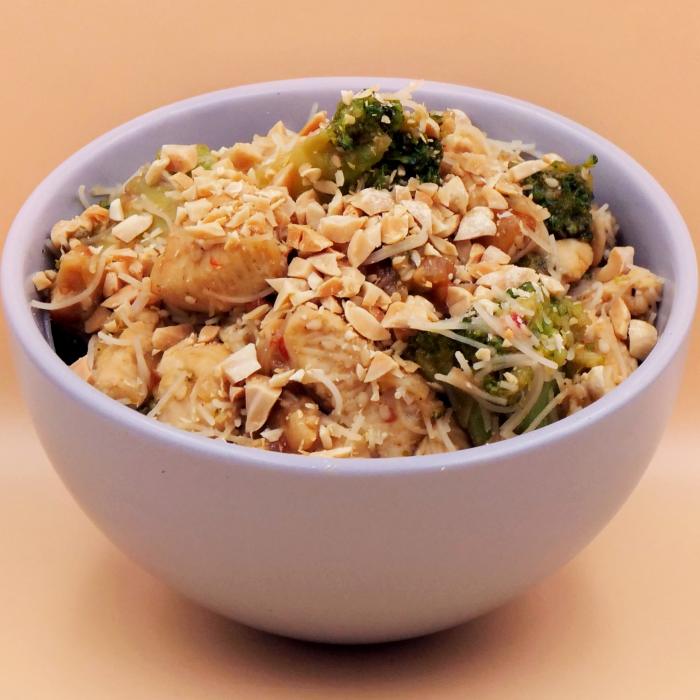 makaron-ryzowy-z-kurczakiem-brokulami-i-maslem-orzechowym