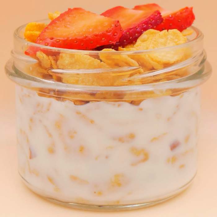 platki-kukurydziane-z-proteinowym-mlekiem-i-truskawkami