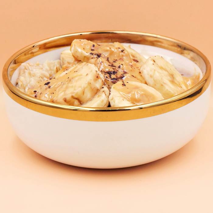 proteinowa-owsianka-z-bananem-i-maslem-orzechowym