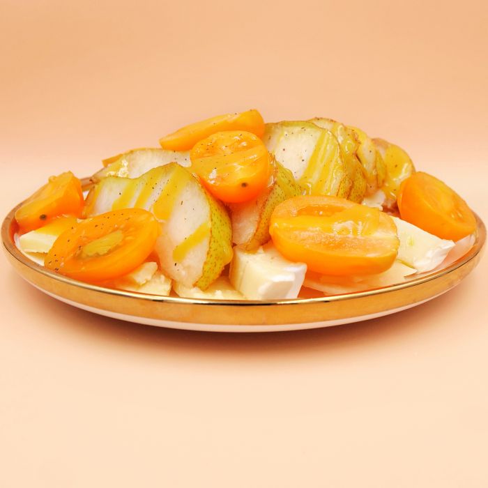 salatka-serowa-z-gruszka-i-sosem-musztardowym