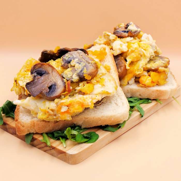 tosty-z-jajecznica-z-pieczarkami