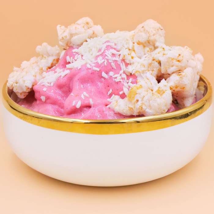 truskawkowy-smoothie-bowl-z-waflami-ryzowymi